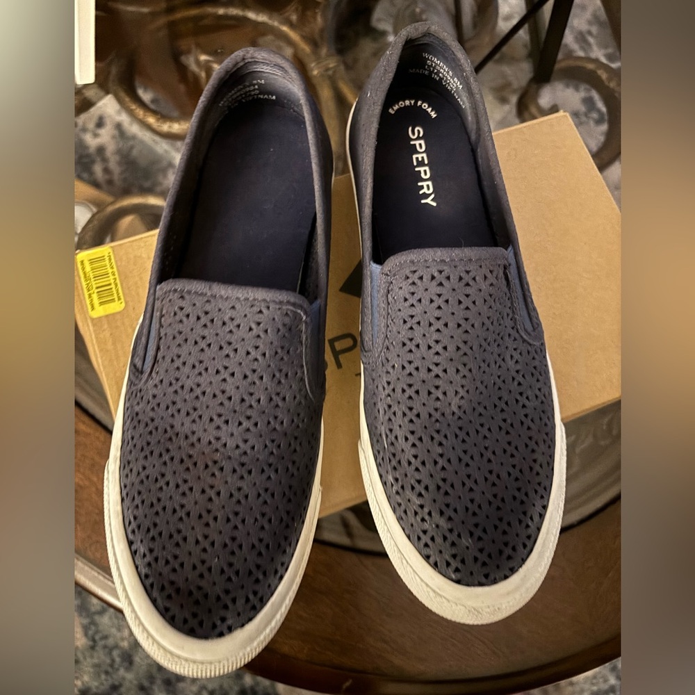 Ladies Sperry Slip On Sneakers Size 8 in Great Condition Like New